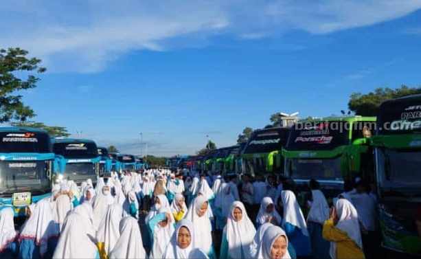Ribuan Santri Tebuireng Jombang Mudik Berjamaah Ribuan santri Tebuireng Jombang mudik bersama, Senin (10/4/2023)