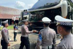 Satlantas Polres Sumenep Cek Bus di Terminal Arya Wiraraja satlantas polres sumenep
