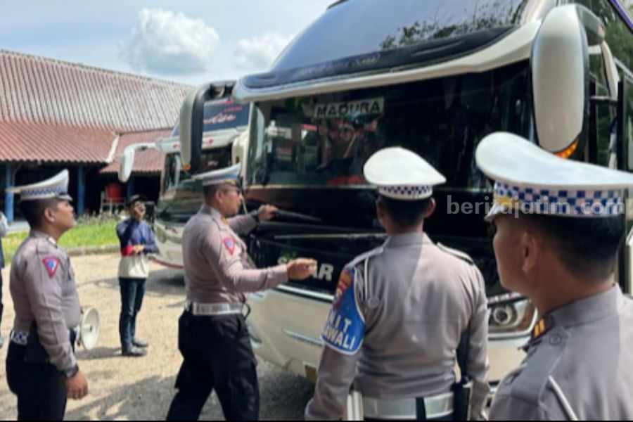 Satlantas Polres Sumenep Cek Bus di Terminal Arya Wiraraja satlantas polres sumenep