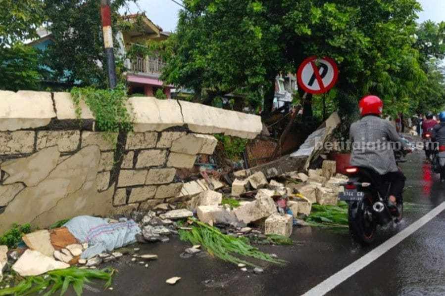 Hujan Deras di Surabaya, Tanggul Sungai di Darmo Jebol tanggul jebol