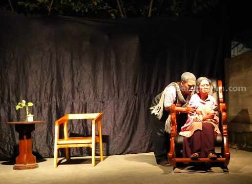 Pementasan naskah 'SIH' oleh Komunitas Ginyo Lamongan, Sabtu (29/4/2023) malam