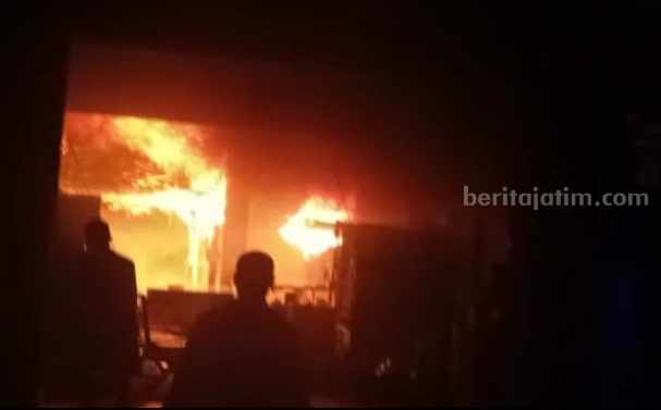 Toko Sembako di Jombang Terbakar, Diduga Korsleting Listrik Api berkobar di toko milik warga Desa Mayangan Kecamatan Jogoroto Jombang, Minggu (30/4/2023) dini hari