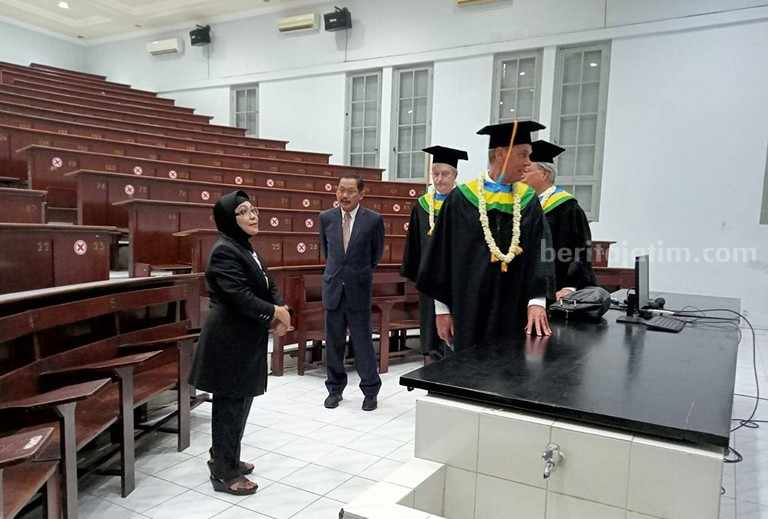 Profesor Belanda Takjub dengan Gedung Fakultas Kedokteran Unair yang Berusia 100 Tahun Tiga profesor asal Leiden University Belanda saat di gedung FK Unair