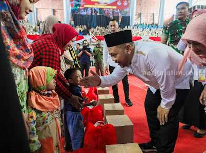Seorang balita hendak bersalaman dengan Bupati Gresik Fandi Akhmad Yani usai mendapat nutrisi guna mencegah kasus stunting.
