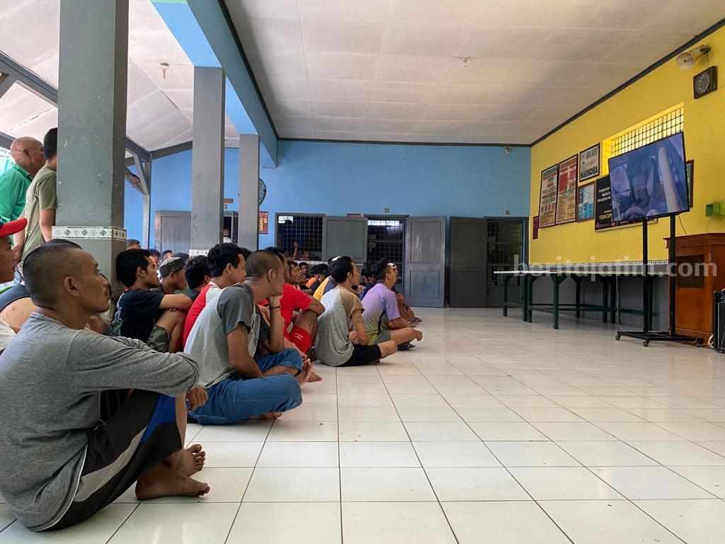 Warga binaan atau narapidana Lapas Kelas II B Tuban nobar film Fast 9. [foto: Diah Ayu/beritajatim.com]