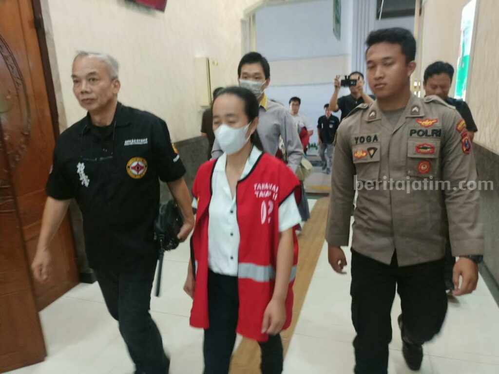 Liliana Herawati saat menjalani sidang di PN Surabaya