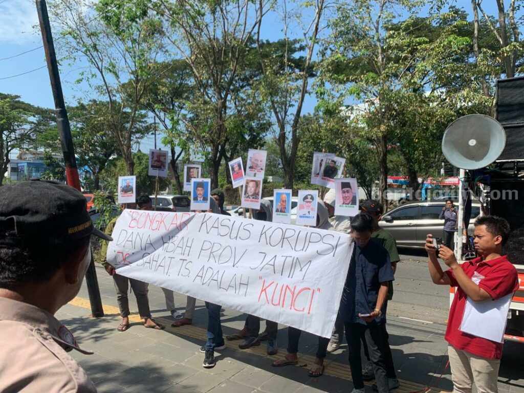 Massa yang tergabung dalam Jaringan Kawal Jawa Timur saat melakukan orasi di PN Tipikor.