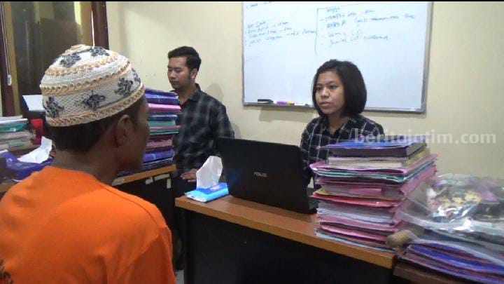 Ayah di Bangkalan Setubuhi Anak Tiri, Alasan Pengobatan Gaib Pelaku pemerkosaan anak tiri di Bangkalan saat diperiksa polisi (Foto: Zamachsari/beritajatim.com)