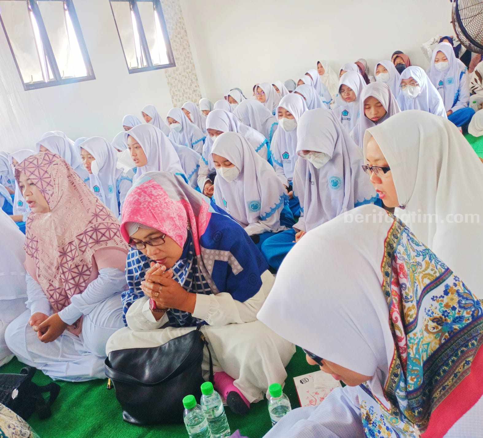 SMP Al Falah Deltasari Sidoarjo mengunjungi panti asuhan Nurur Rohman Deltasari Waru.