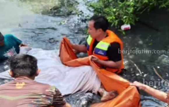 Petugas kepolisian beserta BPBD Kota Surabaya saat mengevakuasi jenazah Mr. X di bibir pantai Kenjeran, Sabtu (06/05/2023). (Foto/ist)