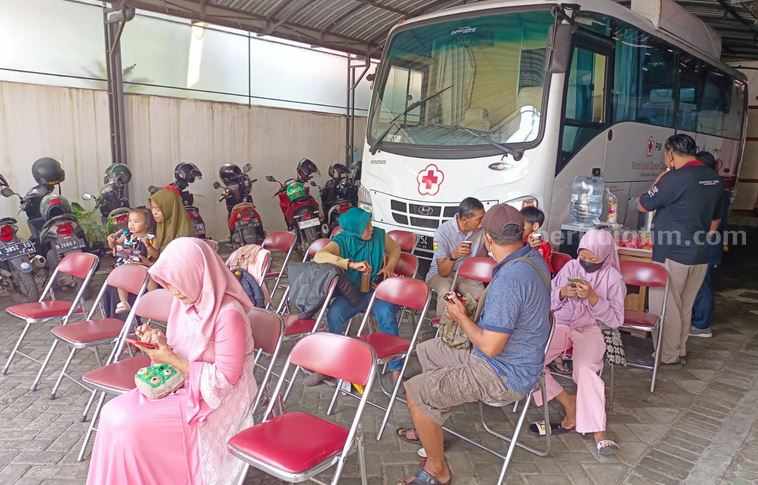 Warga melakukan donor darah di markas PMI Kabupaten Malang di Jalan Raya Panji, Kepanjen, Senin (8/5/2023).
