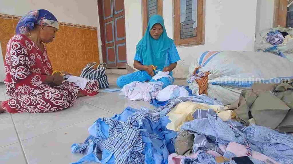 Ibu-ibu di Dusun Sidorembyong, Desa Cinandang, Kecamatan Dawablandong, Kabupaten Mojokerto membuat keset kaki dari limbah kain perca. [Foto : Misti/beritajatim.com]