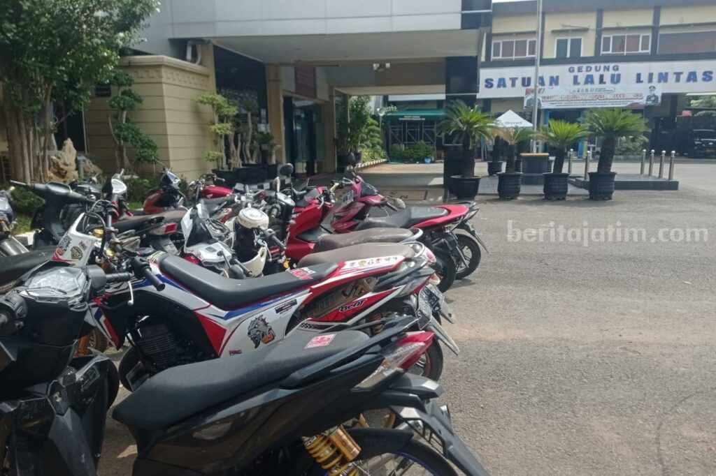 Sejumlah barang bukti kendaraan roda dua dari bentrokan yang terjadi di kawasan Desa Sungelebak, Kecamatan Paciran, Lamongan (Foto: A. Thoriq Hidayatullah/beritajatim.com).