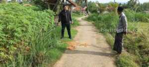 Blar!! 3 Kali Ledakan, Warga Pasongsongan Sumenep Meninggal dengan Luka Bakar Polisi menunjukkan lokasi ledakan yang menewaskan 1 orang (foto: Humas polres Sumenep)