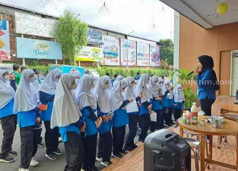 Studi literasi siswa kelas 7 SMP Al Falah Deltasari Sidoarjo di tempat Wisata Edukasi Susu Batu (WESB) dan San Terra De Laponte Pujon Malang.