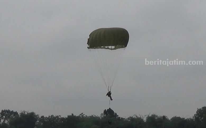 Personel TNI Yonif Para Raider 501 Madiun sukses mendarat di persawahan wilayah Blitar.