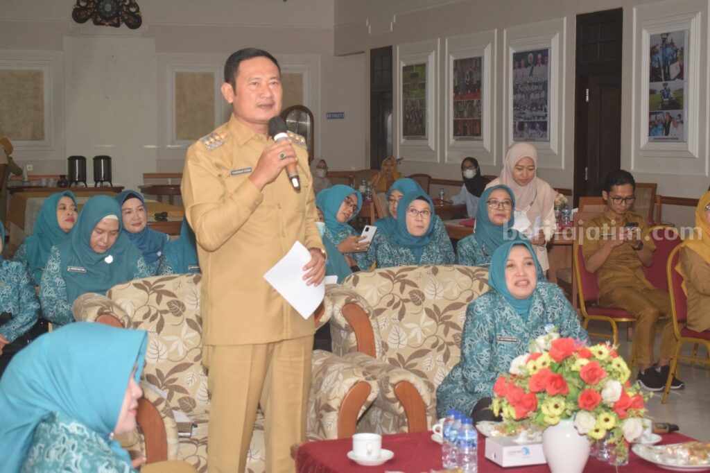 Bupati Lamongan saat menyambut kunjungan lapangan Ketua Tim Penilai Bangga Kencana Provinsi Jawa Timur di Guest House Lamongan (Foto: A. Thoriq Hidayatullah/beritajatim.com).
