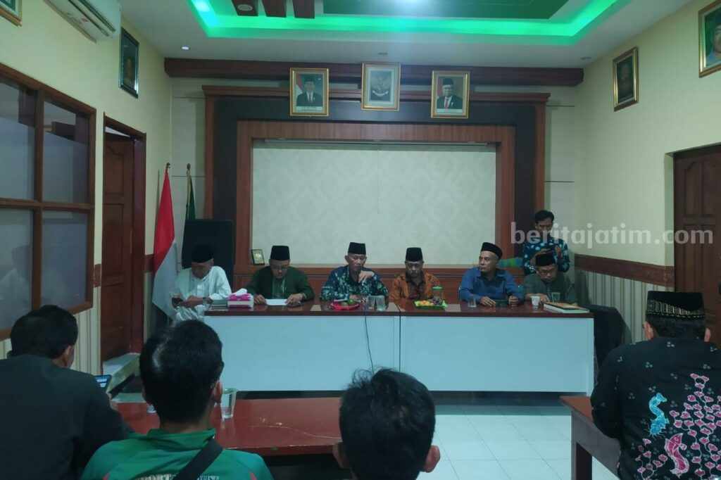 PCNU Lamongan saat menggelar konferensi pers dan bersiap melaporkan kasus pengrusakan papan organisasi Pagar Nusa ke Polres Lamongan (Foto: A. Thoriq Hidayatullah/beritajatim.com).