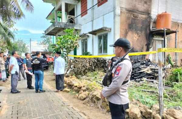 Tim labfor Polda Jatim saat olah TKP di lokasi kebakaran