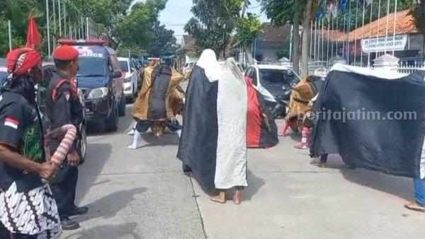 Kesenian tradisional bantengan yang dibawa DPC PDI-Perjuangan Kabupaten Mojokerto. [Foto : Misti/beritajatim.com]