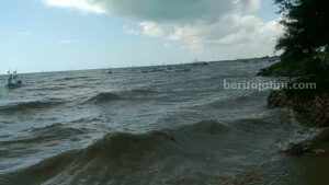 Sampang Dilanda Cuaca Ekstrem, Ini Pesan BPBD Cuaca ekstrem yang terjadi di laut Sampang (Foto: Zamachsari/beritajatim.com)