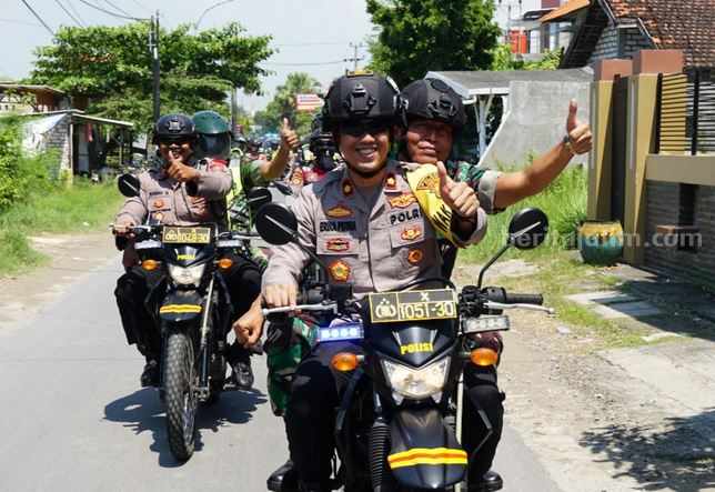 Wakapolres Gresik Kompol Erika Purwana Putra memimpin patroli bersama dengan anggota TNI.