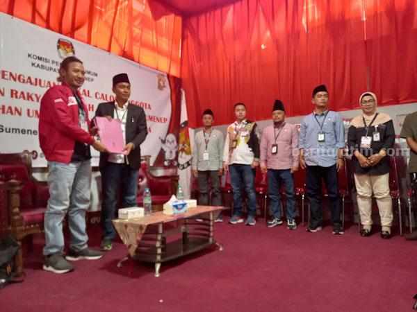 Lewati Masa Sulit, PSI Sumenep Daftarkan 15 Bacaleg ke KPU PSI Sumenep saat mengajukan berkas pendaftaran bacaleg ke KPU Sumenep (foto : Temmy/ beritajatim.com)