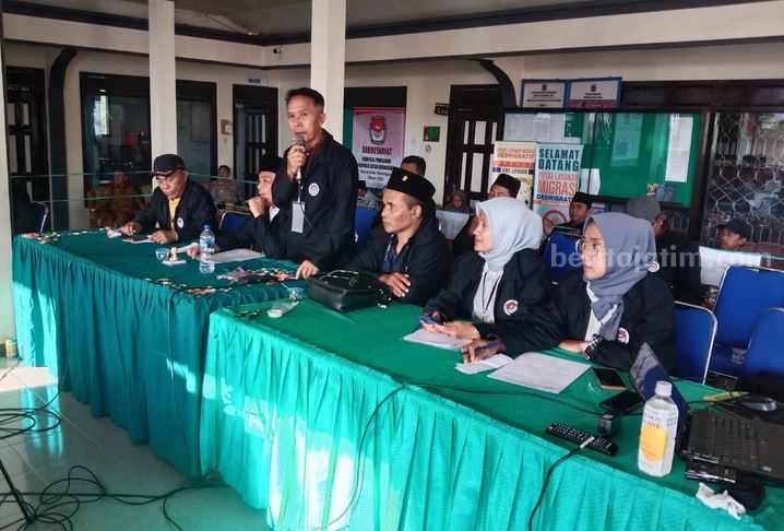 Pilkades di Malang, Calon Petahana Banyak yang Tumbang Pleno penghitungan suara dalam Pilkades Gedangan, Kecamatan Gedangan, Kabupaten Malang, Minggu (14/5/2023).
