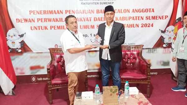 Partai Gerindra Sumenep saat menyerahkan berkas pendaftaran bacaleg