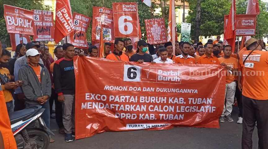 Massa dari Partai Buruh saat mengantarkan Ketua Partai Buruh untuk mendaftarkan Bacaleg ke KPU Tuban. [Foto:Diah Ayu/beritajatim.com]