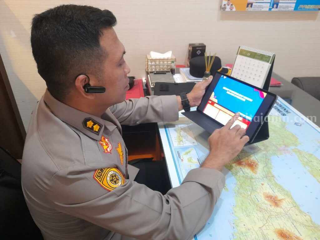 Kabag Binkar SDM Polda Jatim AKBP Christian Tobing SIK,MH,Msi saat menunjukkan aplikasi Siap Semeru