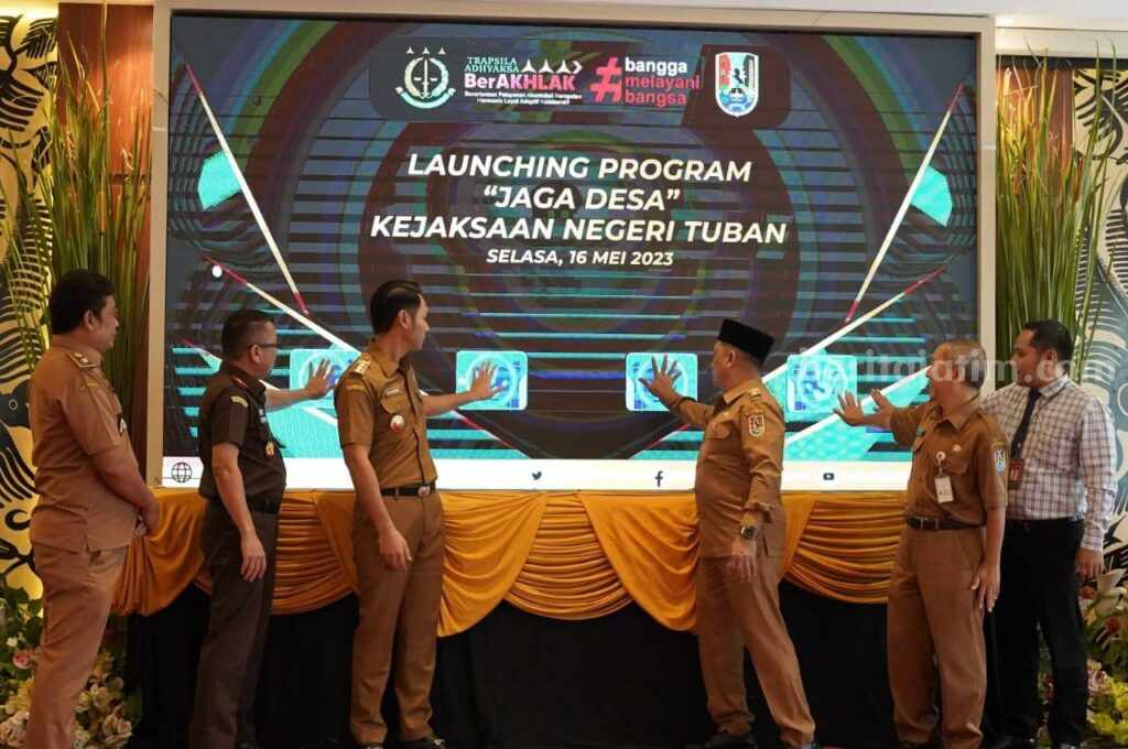 Bupati Tuban didampingi Wakil Bupati serta Kepala Kejari dan Kepala Bank Jatim Cabang Tuban. [Foto:Diah Ayu/beritajatim.com]