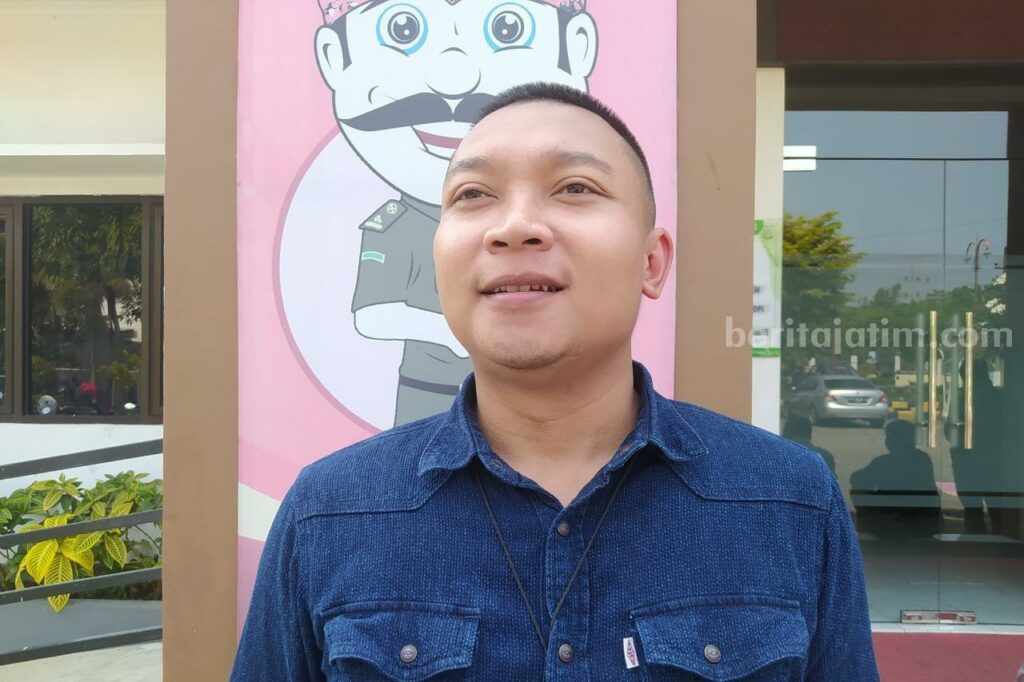 DPO Korupsi PKH Bangkalan Bawa Celurit saat Ditangkap Kasi Intel Kejari Bangkalan, Imam Hidayat (Foto: Zamachsari/beritajatim.com).