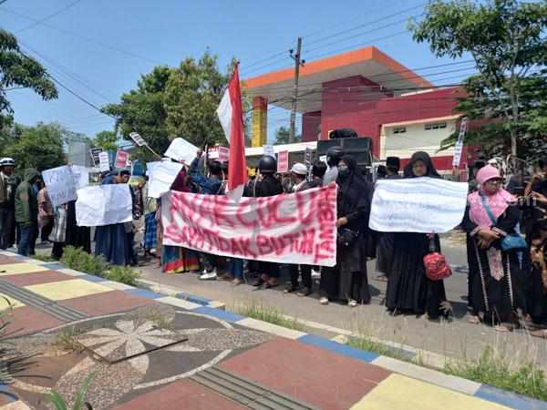 Warga Gersik Putih Sumenep berunjuk rasa ke kantor Bupati setempat (foto : Temmy/ beritajatim.com)