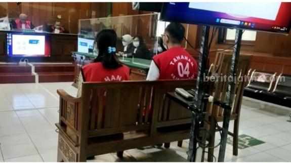 Terdakwa Kebaya Merah saat menjalani sidang di PN Surabaya.