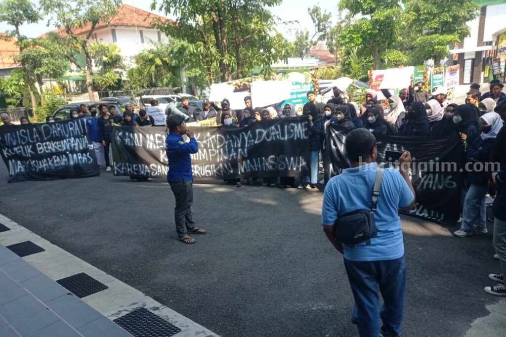 Unjuk rasa mahasiswa Unisla Lamongan di kampusnya (Foto: A. Thoriq Hidayatullah / beritajatim.com)