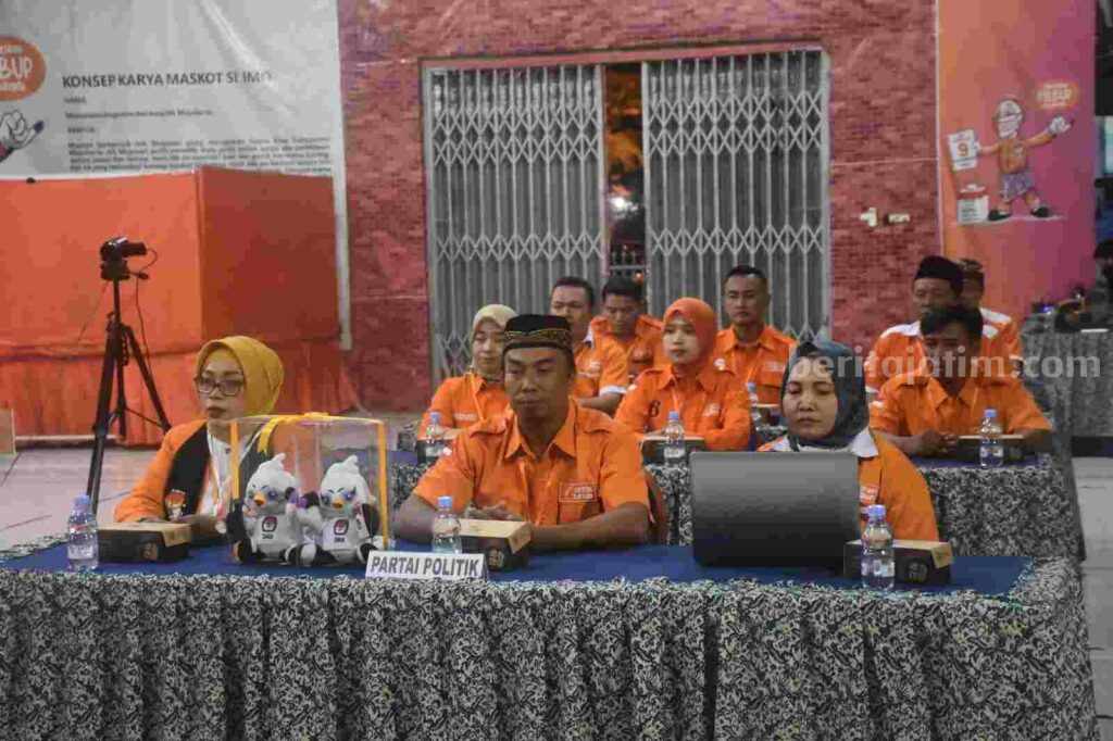 Partai Buruh saat mengajukan bacaleg ke kantor KPU Kabupaten Mojokerto. [Foto : ist]