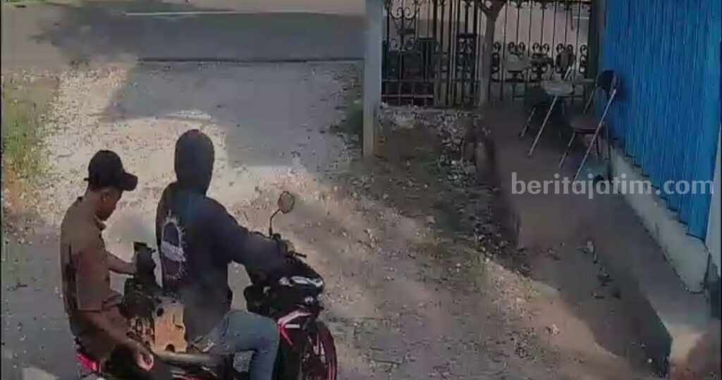 Potongan gambar aksi dugaan pencurian di bengkel mobil (Foto: Zamachsari/beritajatim.com)