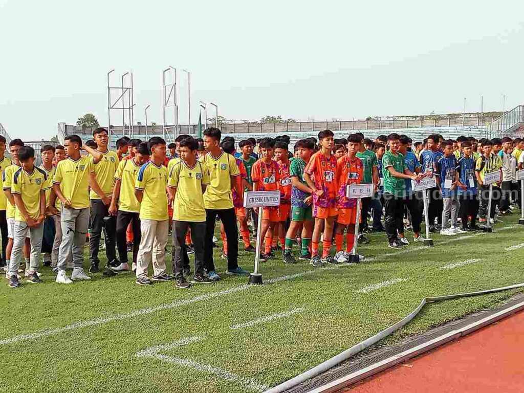 Pemain U-15 Gresik United (kostum kuning) mengikuti Blispi Youth Cup Road to Vietnam-Thailand yang digelar di Stadion Gelora Joko Samudro
