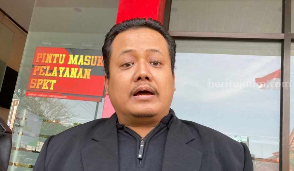 Kuasa hukum warga melaporkan kepala PLN Srengat ke Polres Blitar Kota.