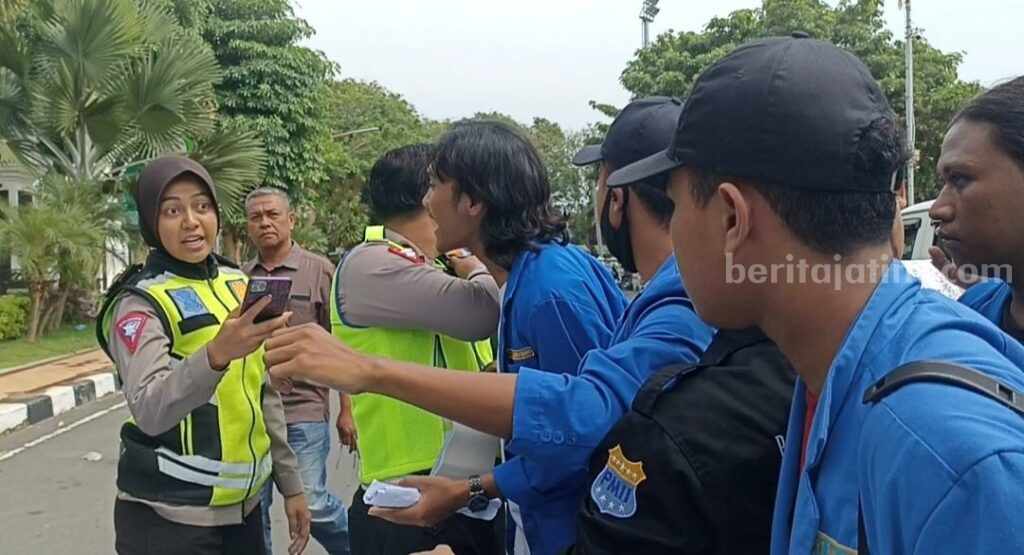 Aktivis dari PMII Tuban saat ricuh bersama Polwan Satlantas Polres Tuban. [Foto:Diah Ayu/beritajatim.com]