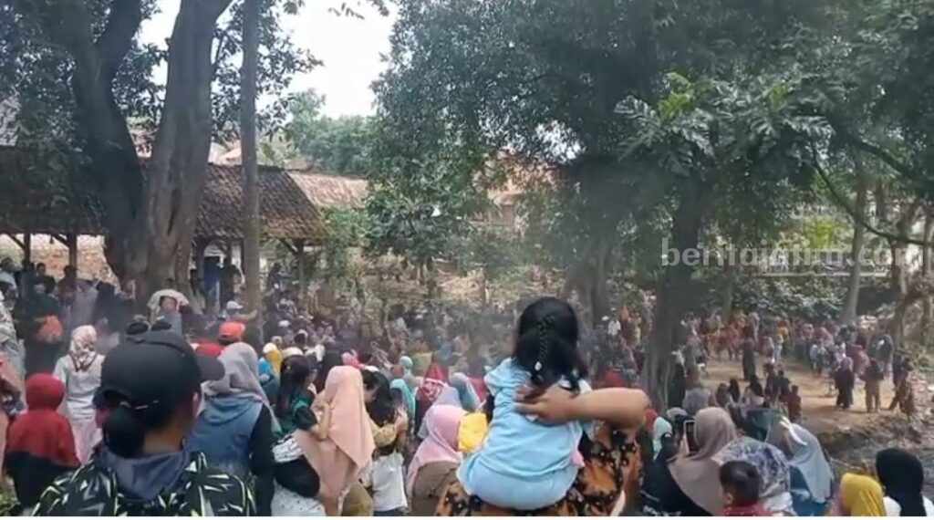 Ratusan warga Desa Jamprong, Kecamatan Kenduruan, Kabupaten Tuban saat mengikuti traidisi sedekah bumi [foto:Diah Ayu/beritajatim.com]