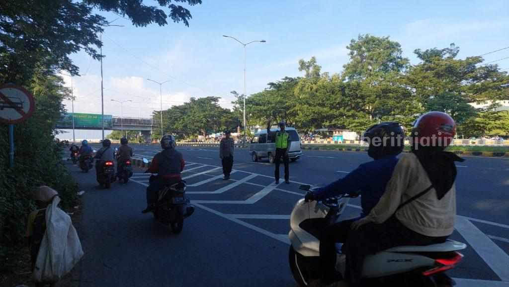 Anggota Polres Bangkalan saat menjaga pintu masuk Suramadu (Foto: Zamachsari/beritajatim.com)