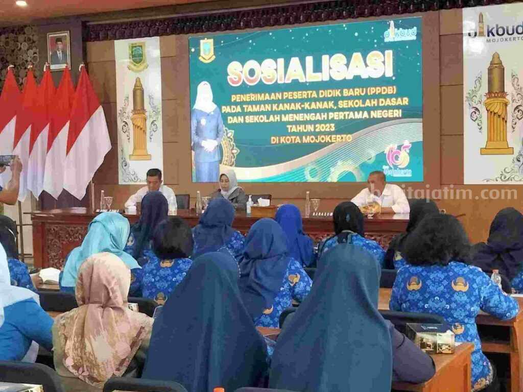 Wali Kota Mojokerto Ika Puspitasari saat menghadiri Sosialisasi PPDB pada Taman Kanak-kanak, Sekolah Dasar Negeri dan Sekolah Menengah Pertama Negeri tahun 2023. [Foto : Misti/beritajatim.com]