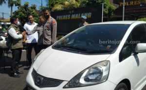 Wakapolres Malang Kompol Wisnu S. Kuncoro dan Kasatreskrim Polres Malang AKP Wahyu Riski Saputro, menyerahkan kembali mobil milik korban yang dicuri para pelaku, Selasa (23/5/2023).