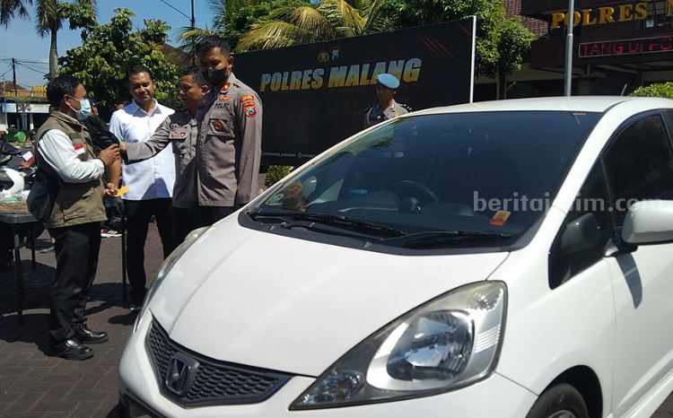 Operasi Sikat Semeru 2023, Angka Curanmor di Kabupaten Malang Turun Wakapolres Malang Kompol Wisnu S. Kuncoro dan Kasatreskrim Polres Malang AKP Wahyu Riski Saputro, menyerahkan kembali mobil milik korban yang dicuri para pelaku, Selasa (23/5/2023).