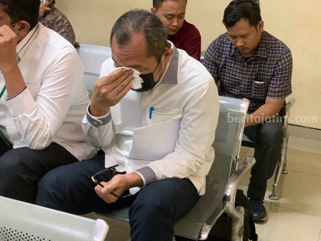 Sahat Tua Simandjuntak Menangis di Pengadilan Tipikor Sahat Tua P Simandjuntak saat menangis di ruang tunggu PN Tipikor Surabaya