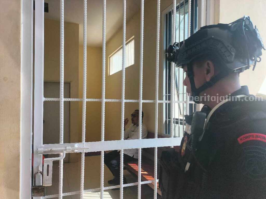 KPK Bakal Ungkap Dana Hibah Pokir Rp 8 Triliun yang Dikelola DPRD Jatim Sahat Tua Simandjutak saat di sek tahanan PN Tipikor dan dijaga polisi bersenjata lengkap