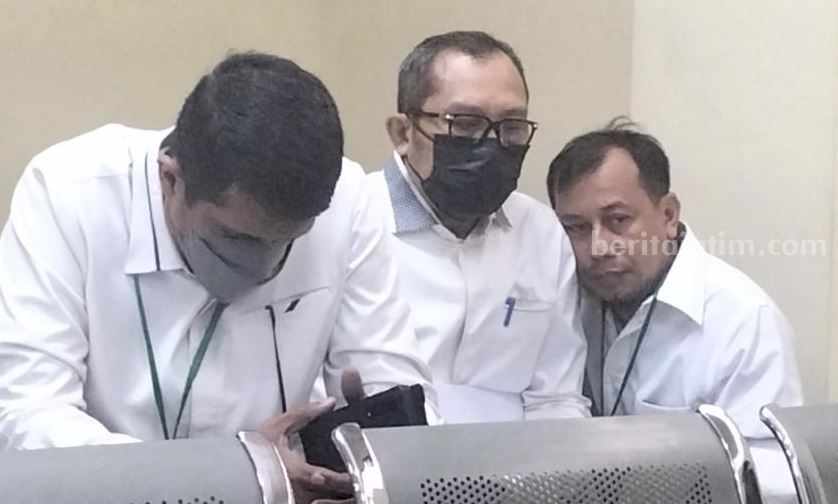 Wakil Ketua DPRD Jatim Sahat Tua P Simandjutak didampingi koleganya saat di ruang sidang PN Tipikor.