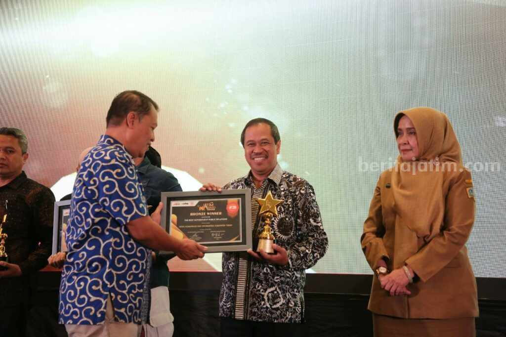 Kepala Diskominfo-SP Tuban Arif Handoyo saat menerima penghargaan Bronze Winner Kategori The Best Goverment Public Relations. [Foto:Diah Ayu/beritajatim.com]